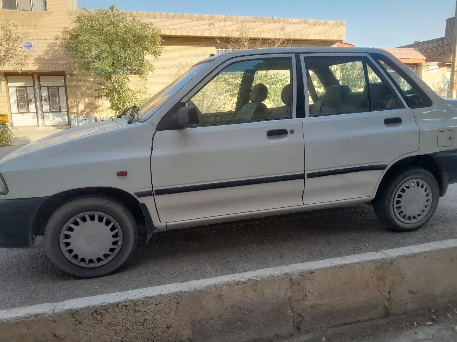 پراید مدل ۹۱ یه در رنگ دارد|خودرو سواری و وانت|نجف‌آباد, امیرآباد|دیوار