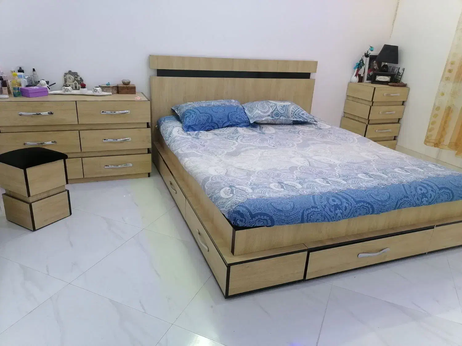تخت دو نفره و پاتختی. و یک تخت کودک و کمد کودک|تخت و سرویس خواب|نیشابور, شهرک فیروزه|دیوار