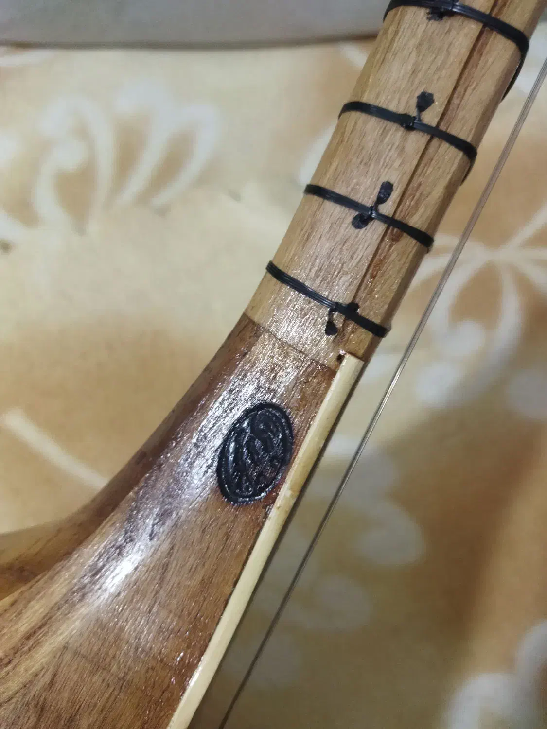 سه تار.|سازهای سنتی|قم, زند آباد|دیوار