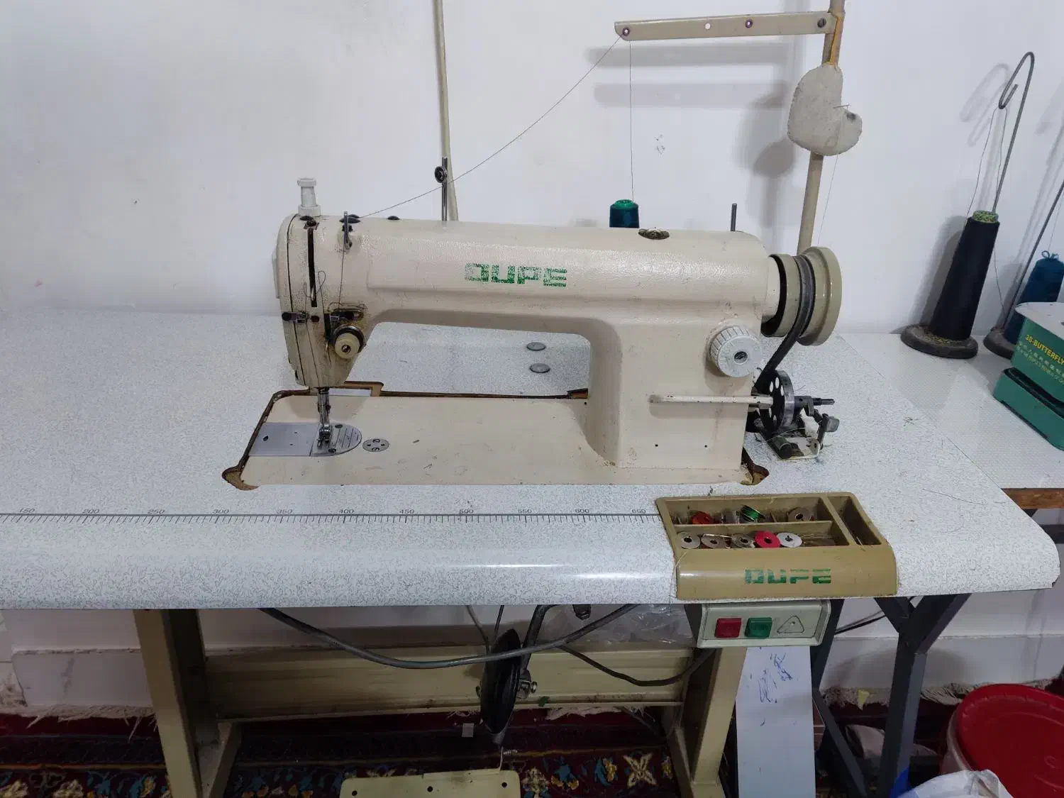 یک عدد چرخ سردوز و یک چرخ راسته دوز|چرخ خیاطی و ریسندگی|قیروکارزین, |دیوار