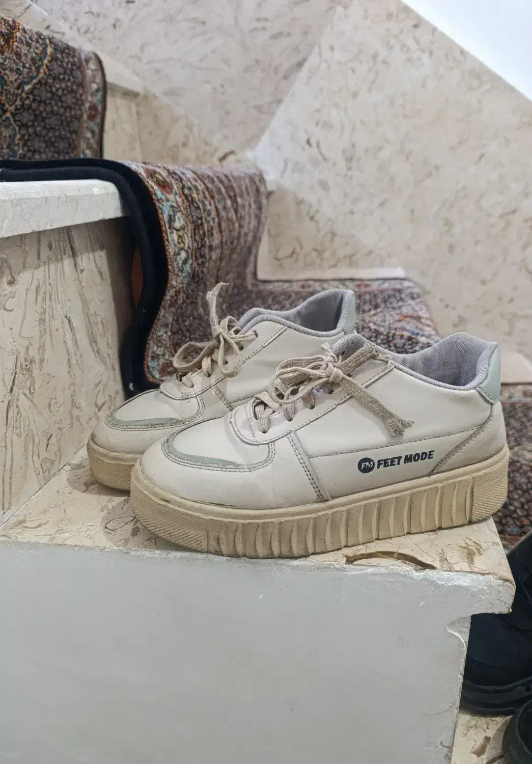 کفش اسپورت|کیف، کفش، کمربند|خوی, |دیوار