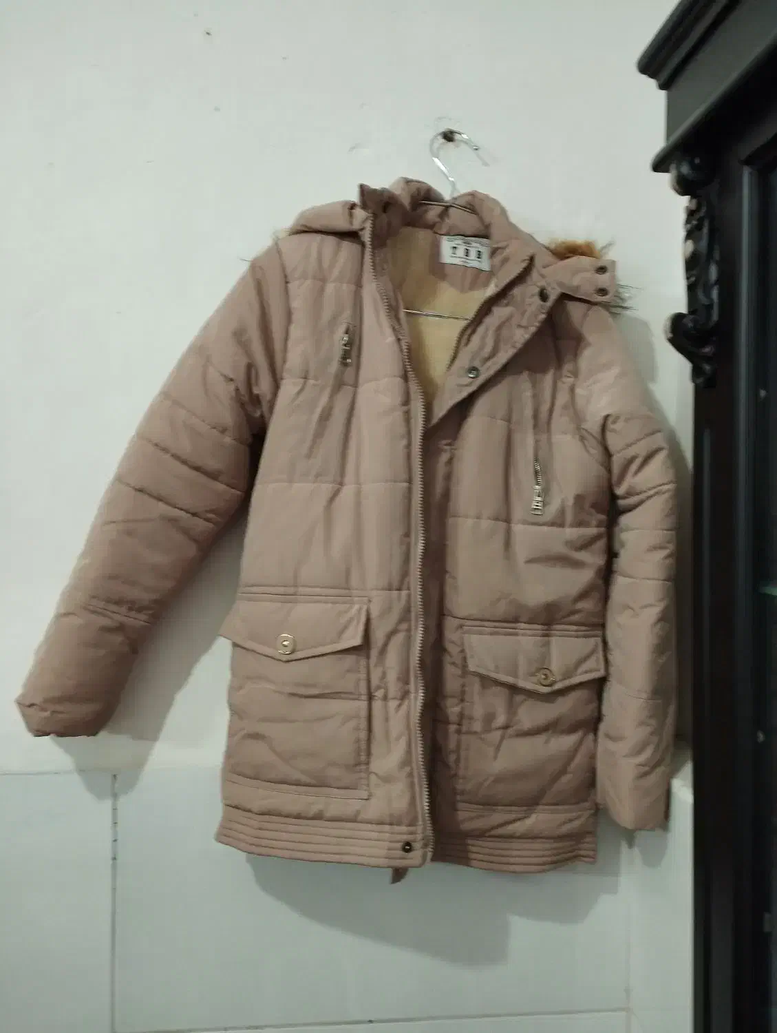 کاپشن|لباس|خوی, |دیوار