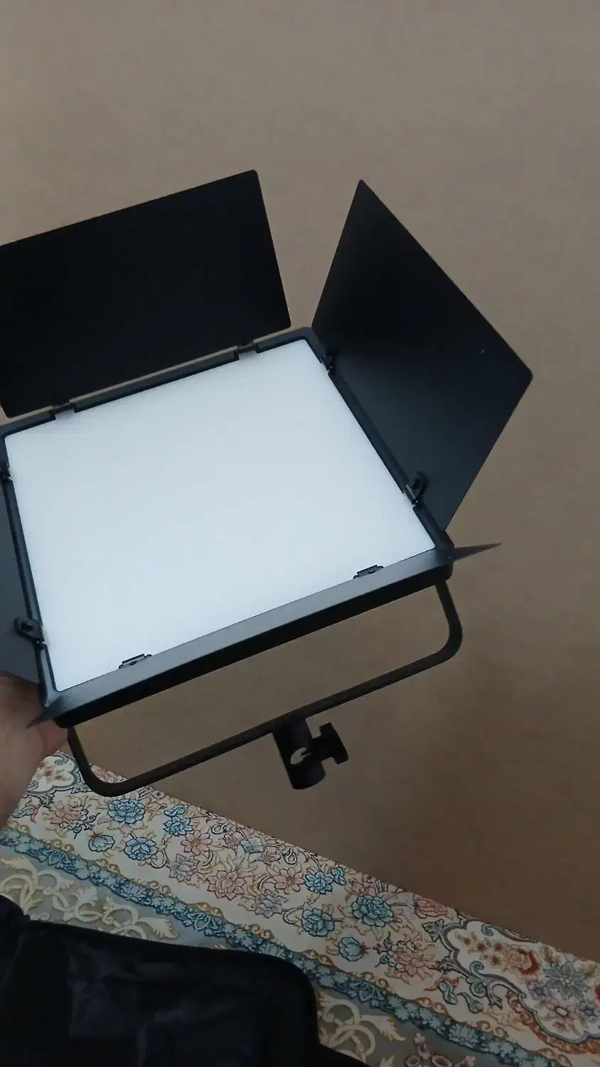 فلات نور vp900 مناسب تولید محتوا نقدی و شرایطی|دوربین عکاسی و فیلمبرداری|یزد, |دیوار