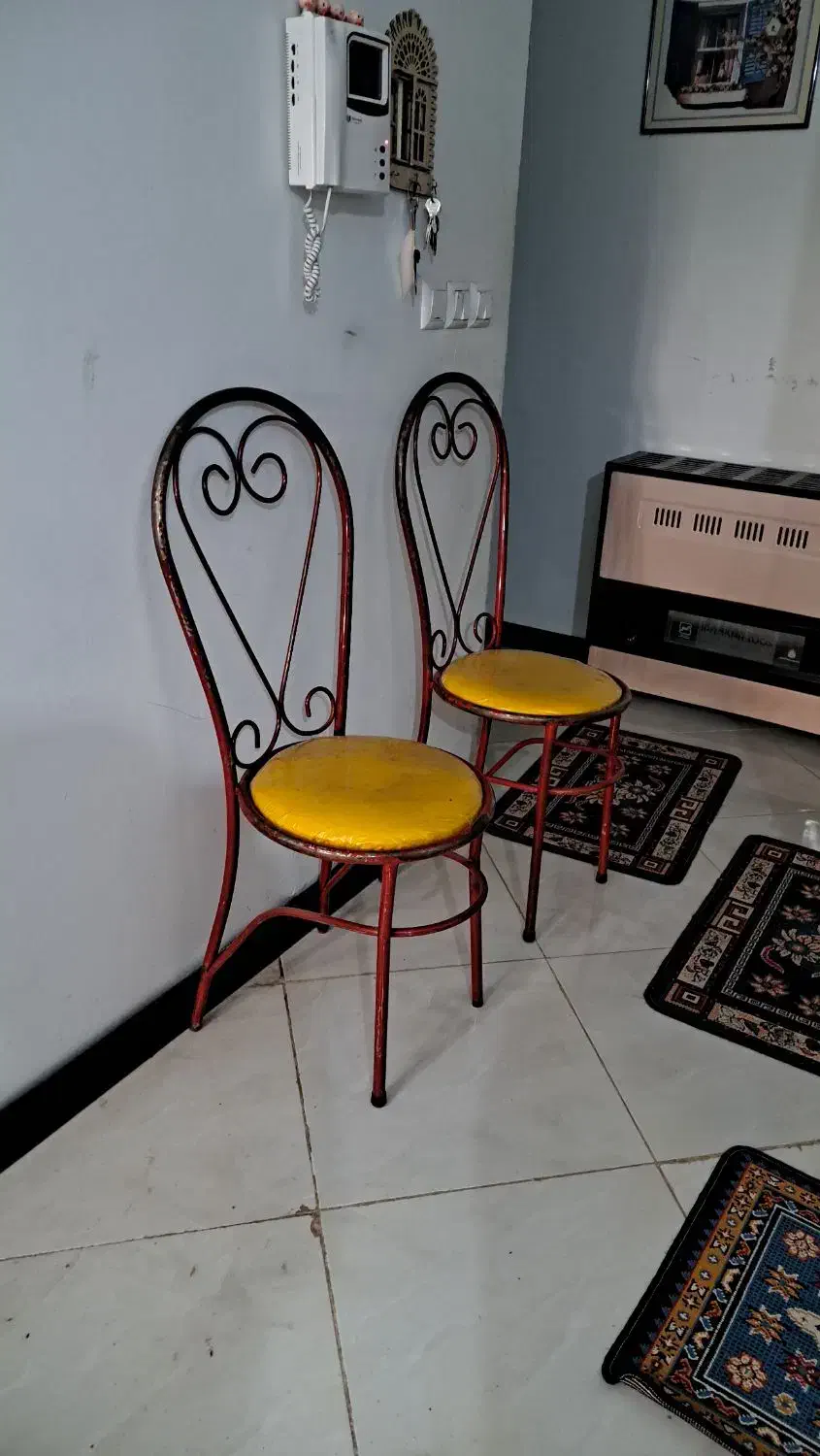 دو عدد صندلی|صندلی و نیمکت|گلبهار, شهر جدید گلبهار|دیوار