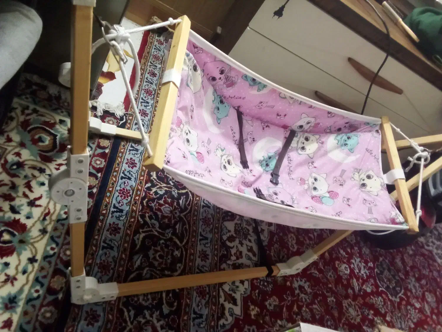 گهواره تاشو با چوب روسی و بسیار تمیز|اسباب و اثاث بچه|نیشابور, دارایی|دیوار