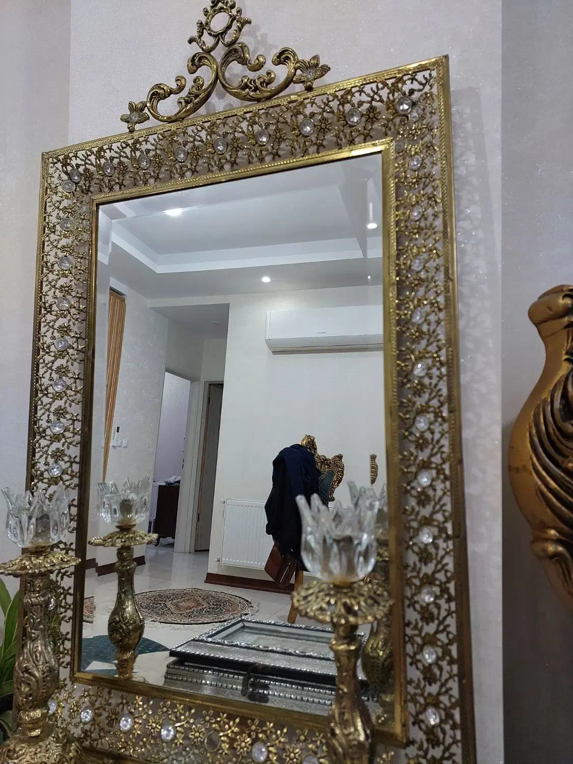 آیینه و شمعدان|آینه|شهریار, کهنز|دیوار