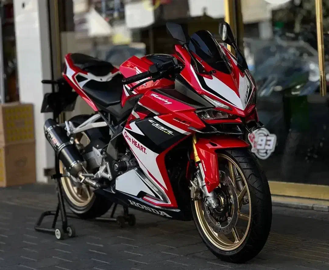 CBR 250 RR|موتورسیکلت|رباط‌کریم, رباط‌کریم|دیوار