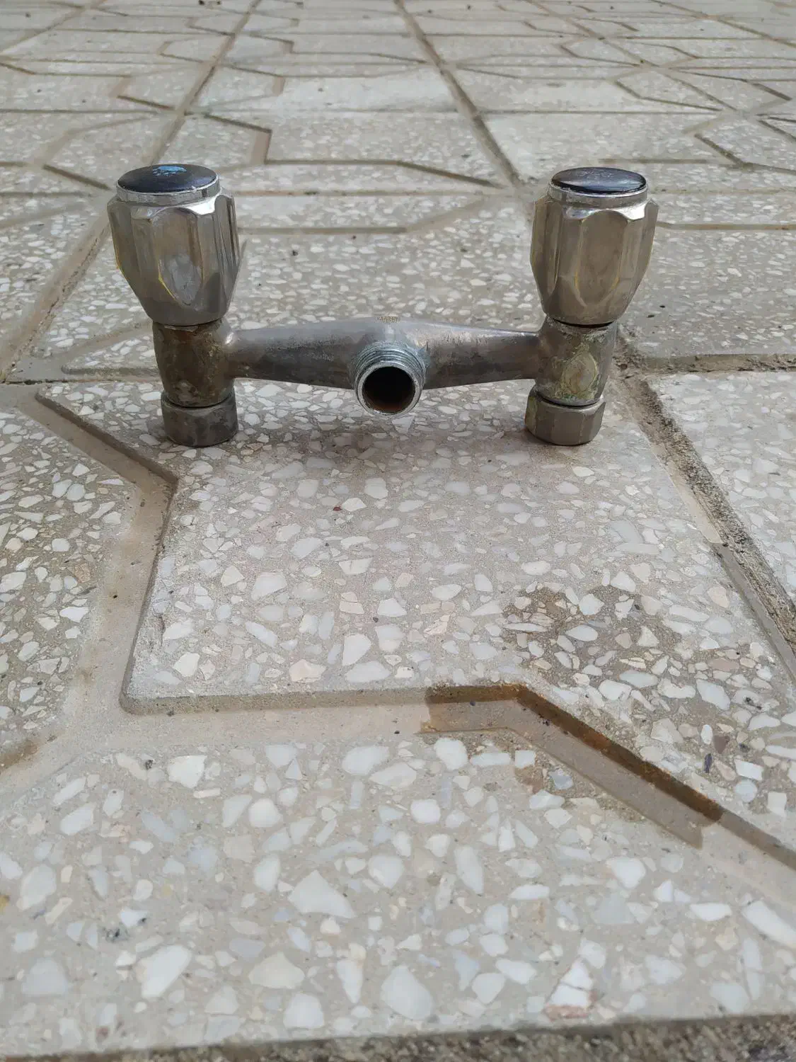 سنگ روشویی وشیر مخلوط ویکعدد شیر مخلوط توالت|لوازم سرویس بهداشتی|کرمانشاه, |دیوار