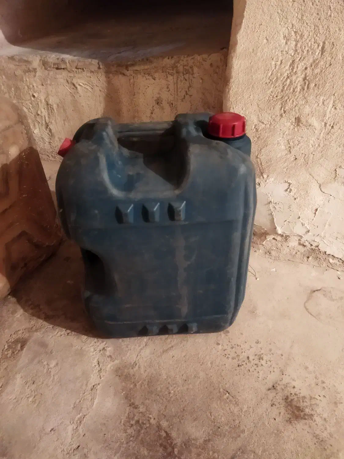 تعداد گالن خالی بدون عیب درحدبشکه پلاستیکی هم دارم|ظروف نگهدارنده، پلاستیکی، یک‌بارمصرف|قروه, |دیوار