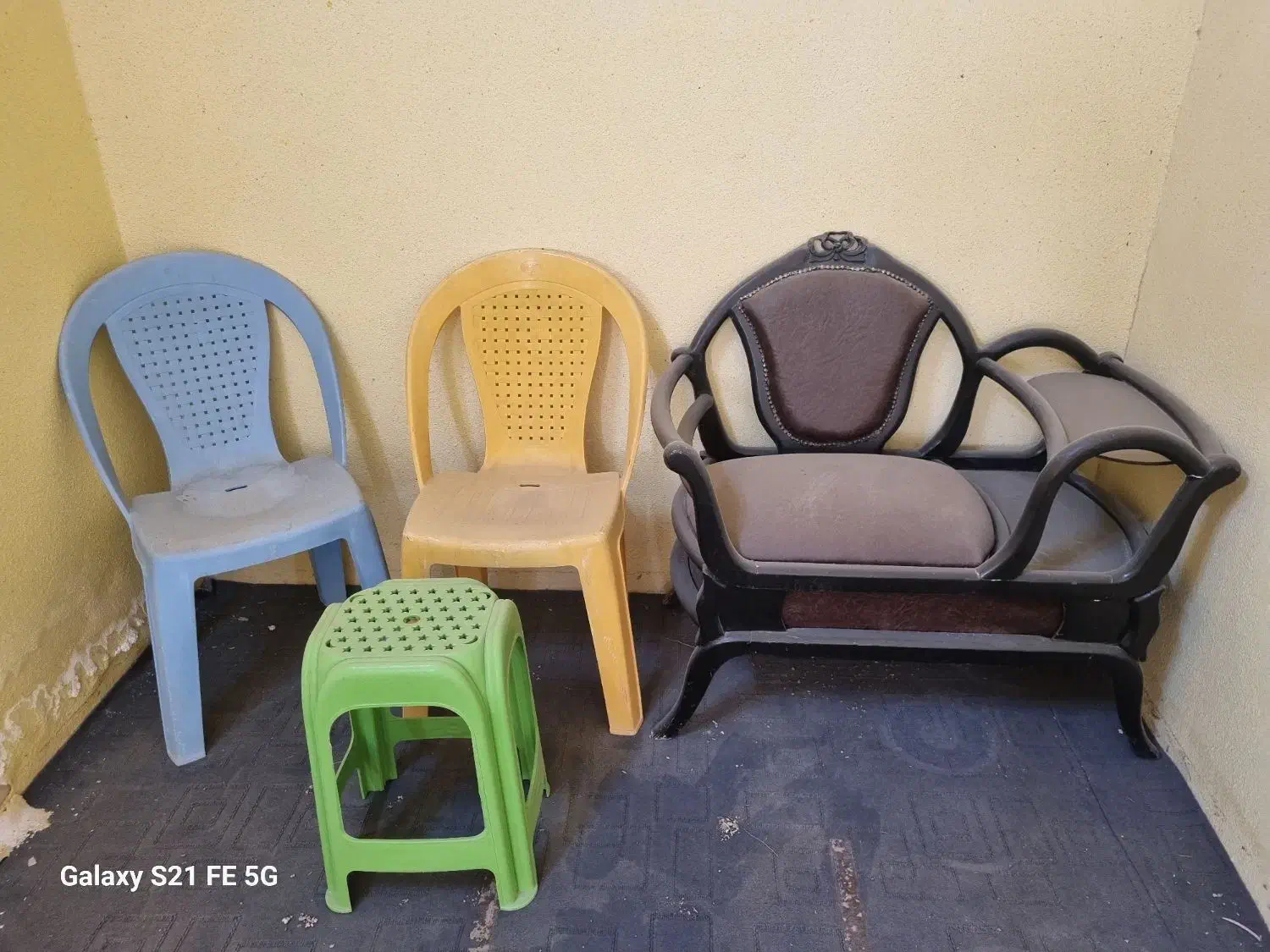 میز تلفن چرمی با ۲صندلی و ۶گلدان|میز تلفن|کرمان, |دیوار