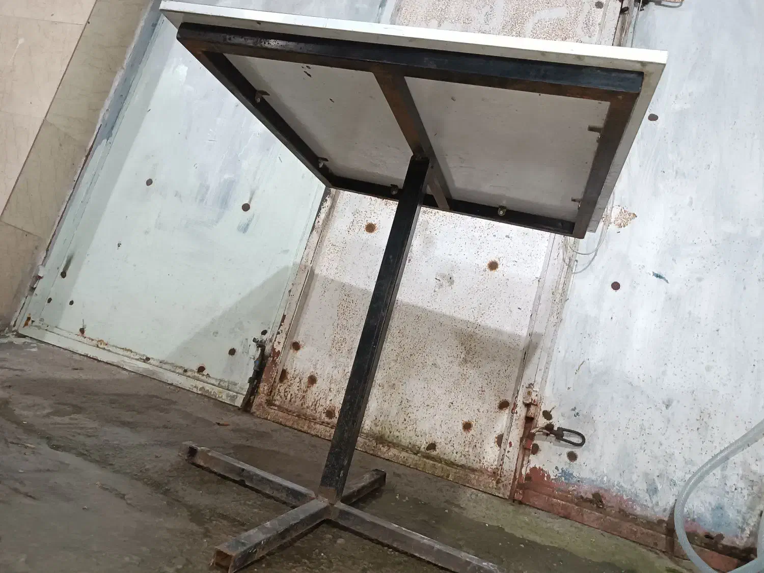 سه عدد میز محکم مخصوص کافه رستوران،فست فود|میز و صندلی غذاخوری|لنگرود, |دیوار