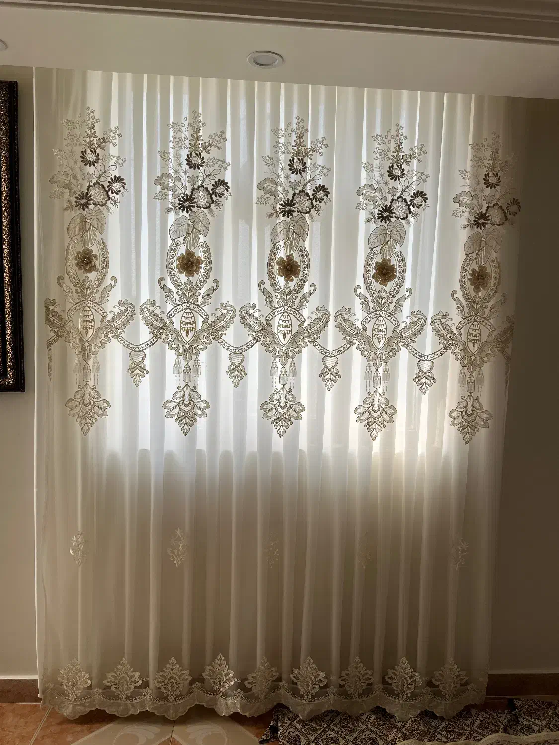 پرده گل برجسته درحد نو اصلن شسته نشده|پرده، رانر، رومیزی|تهران, کیانشهر|دیوار