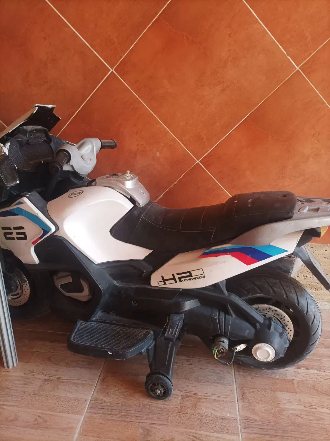 یک دستگاه موتور شارژی و دو عدد تخت وکمدبچه|اسباببازی بچه|کازرون, |دیوار