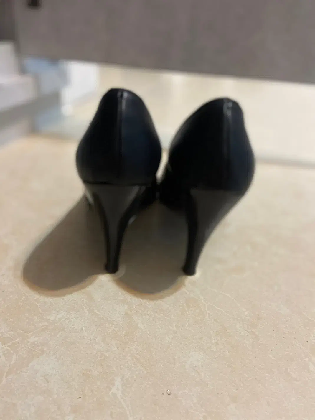 کفش مجلسی|کیف، کفش، کمربند|رشت, سعدی (تختی)|دیوار