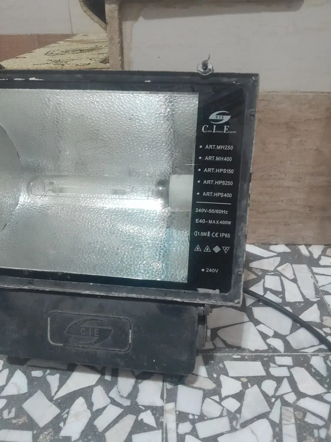 نورافکن افکن پر قدرت و پر نور ترانس دار|لامپ و چراغ|رشت, کوی امام رضا|دیوار