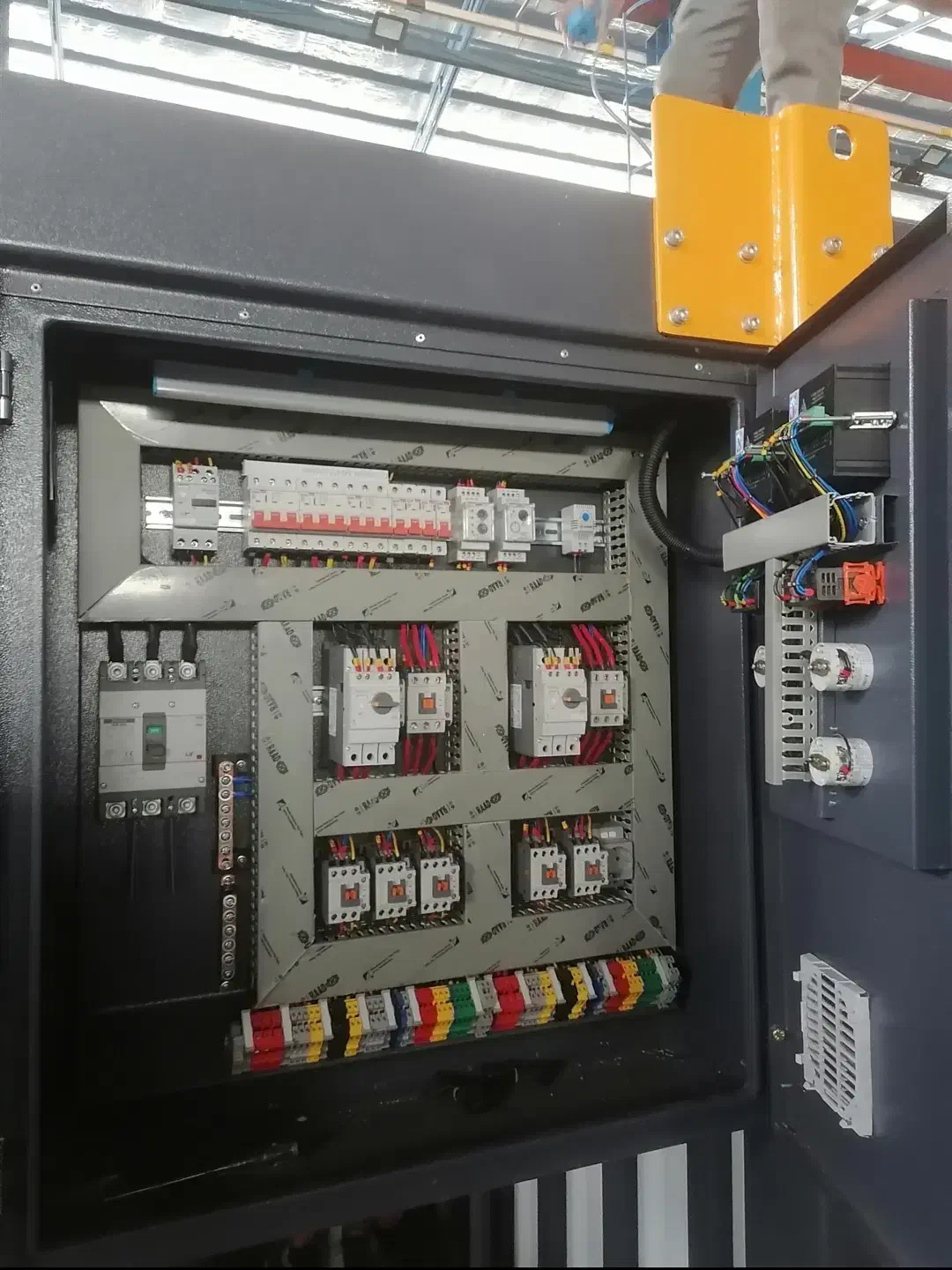 گروه ایمن مدار نصف جهان (برقکار صنعتی و ساختمان)|خدمات پیشه و مهارت|نجفآباد, حومه نجف آباد|دیوار