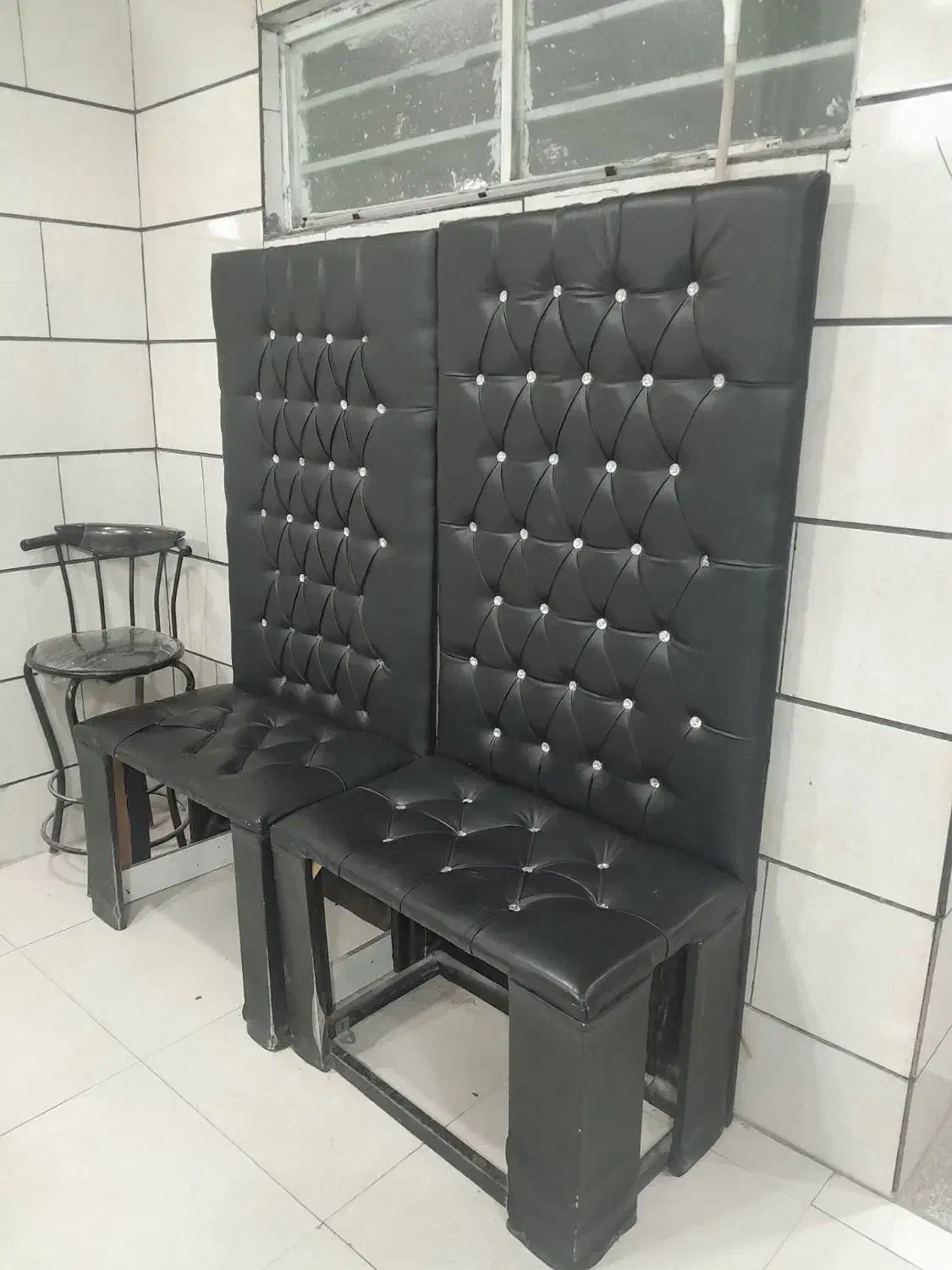 فروش فوری صندلی انتظار وآینه کنسول|آرایشگاه و سالن‌های زیبایی|مشهد, کوی المهدی|دیوار