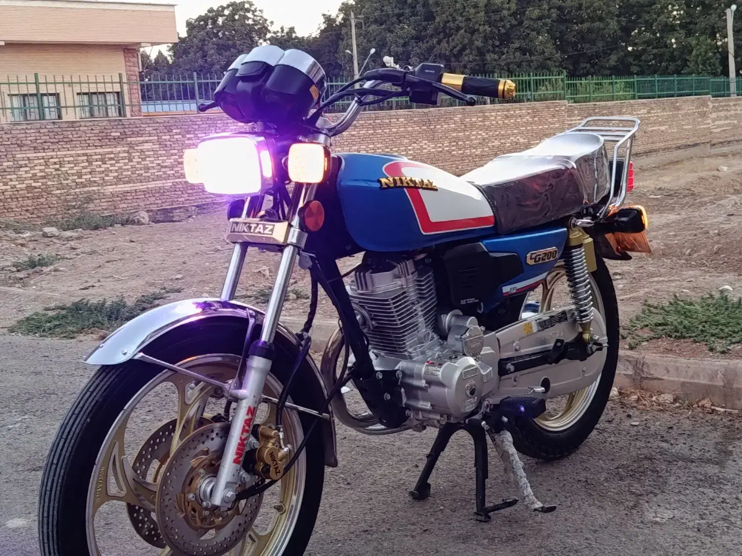 نیکتاز پلاس|موتورسیکلت|شاهین دژ, |دیوار