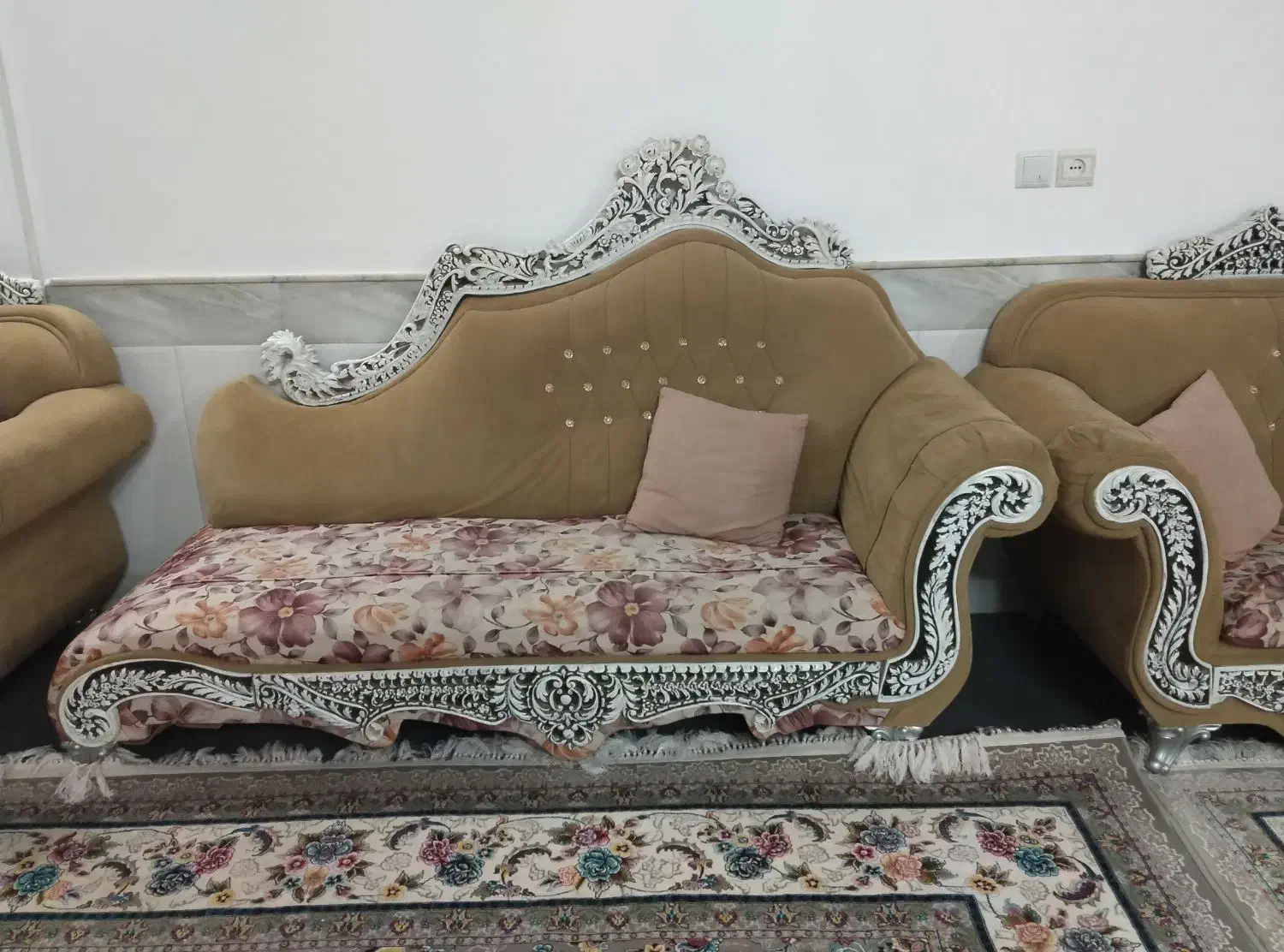 مبل هفت نفره سلطنتی همراه میزعسلی|مبلمان خانگی و میز عسلی|قنوات, |دیوار
