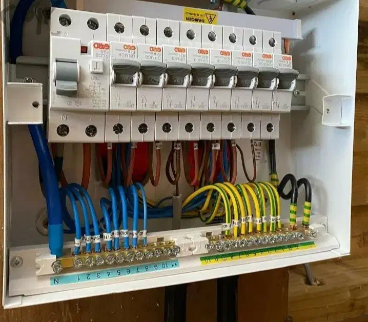 برقکش برقکار برق کش برق کار برقکشی خرده کاری برقی|خدمات پیشه و مهارت|یزد, |دیوار