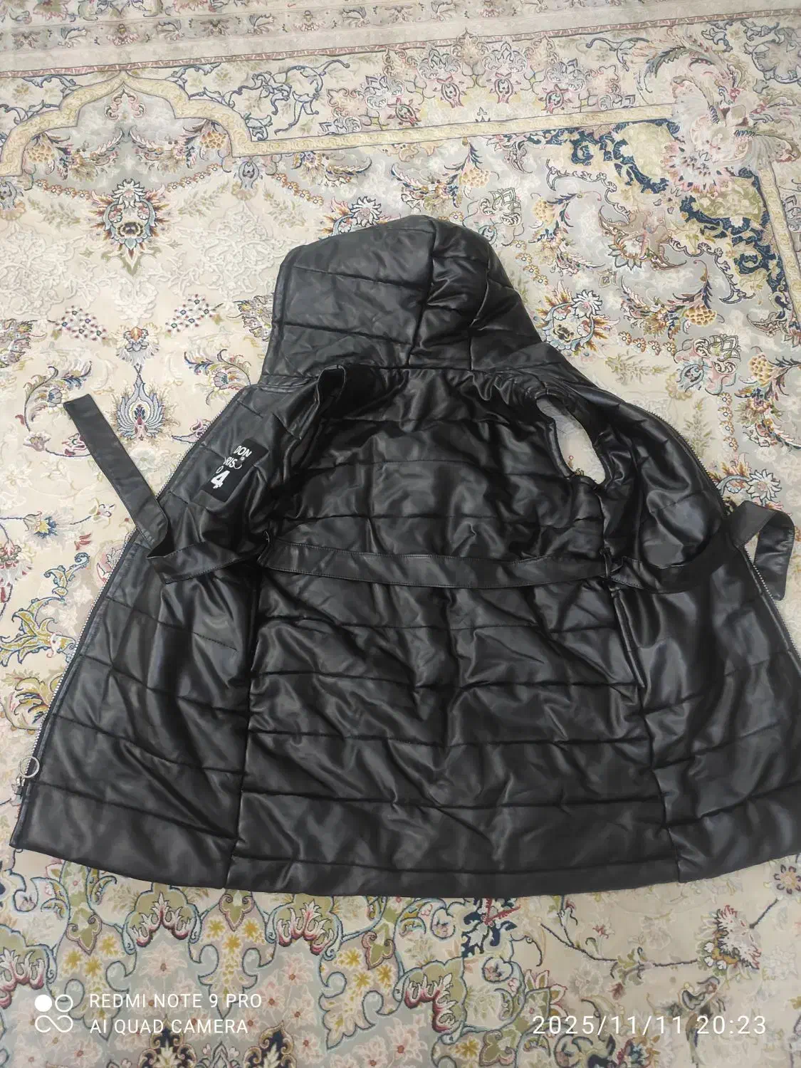 پافر|لباس|فولادشهر, B8|دیوار