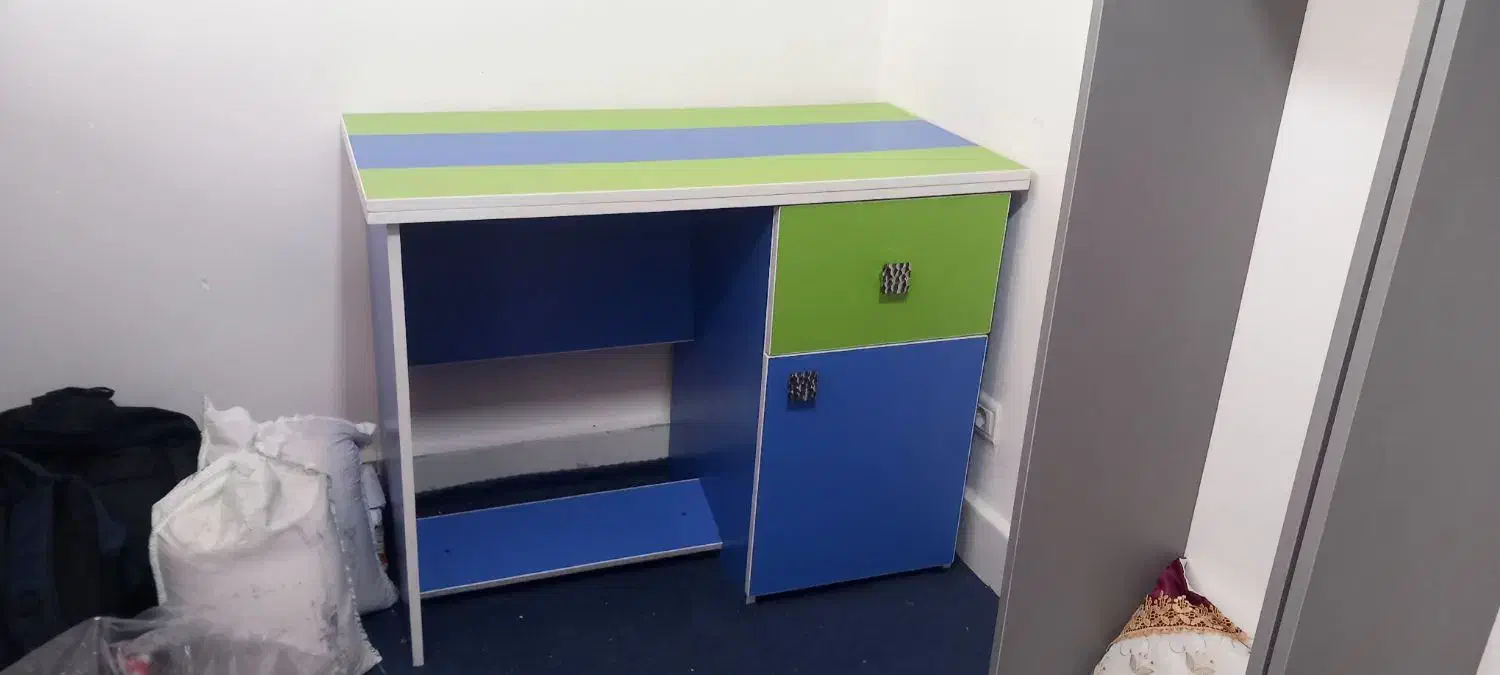 میزتحریر|میز تحریر و کامپیوتر|مهاجران, |دیوار