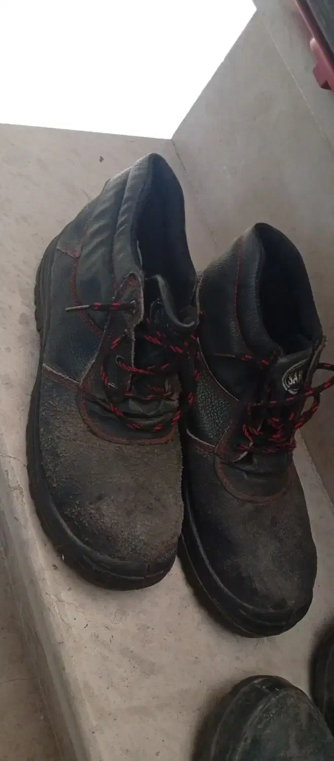 کفش کار|کیف، کفش، کمربند|رباط‌کریم, الارد|دیوار