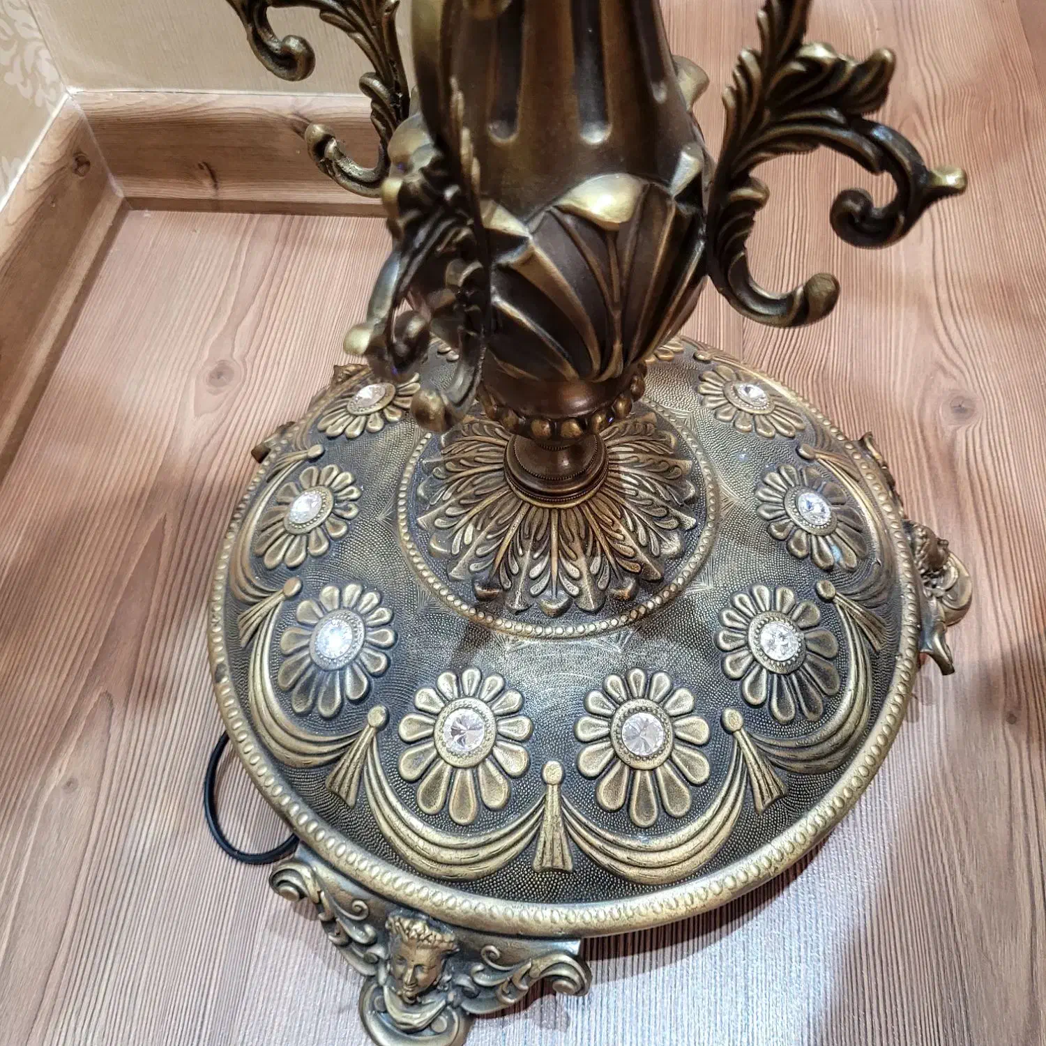 آباژور کنار سالنی|چراغ خواب و آباژور|رشت, معلم|دیوار