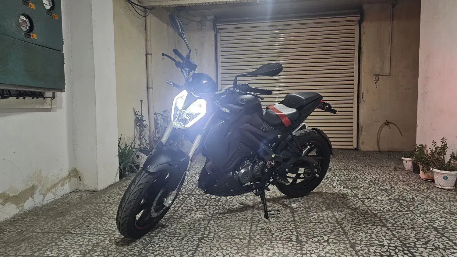 بنلی ۱۸۰ اس|موتورسیکلت|رشت, منظریه|دیوار