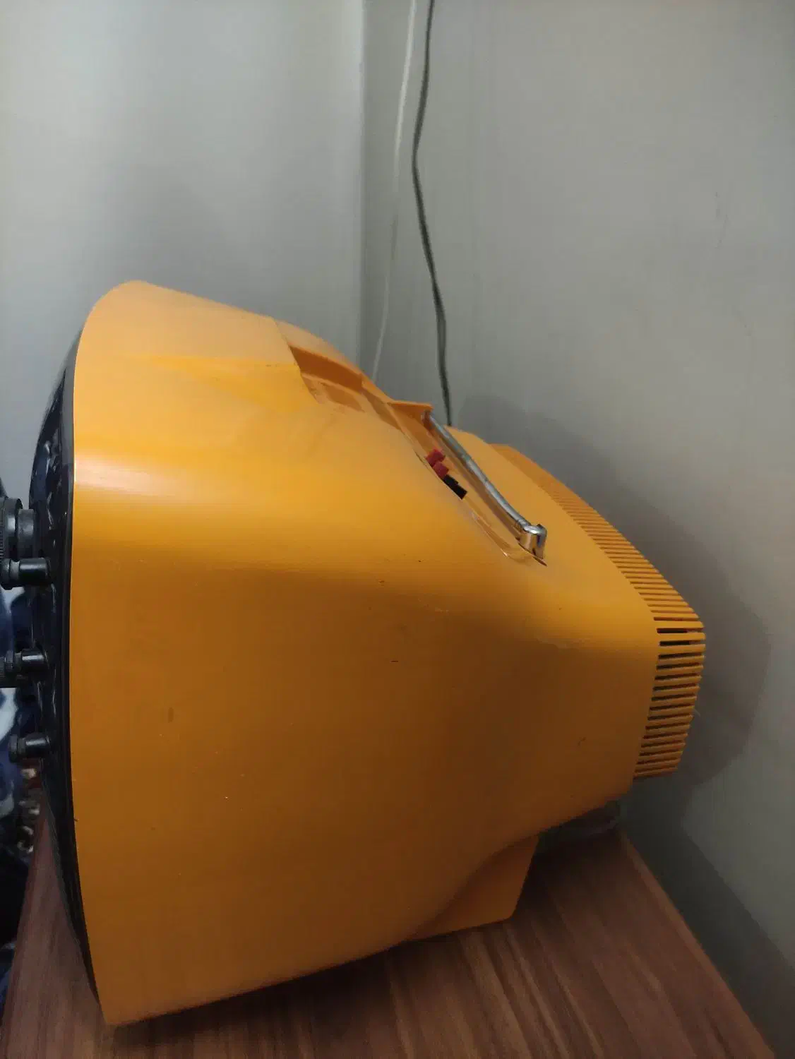 تلویزیون و ترازو و تلفن قدیمی|کلکسیون اشیاء عتیقه|زنجان, |دیوار