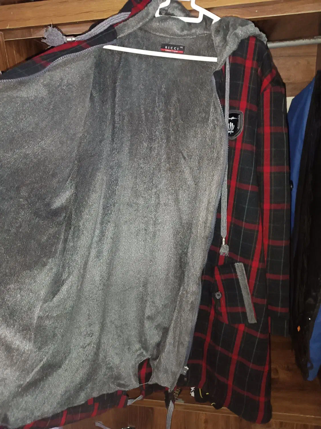 چند عدد کاپشن|لباس|ری, شهید غیوری (ابن باویه)|دیوار