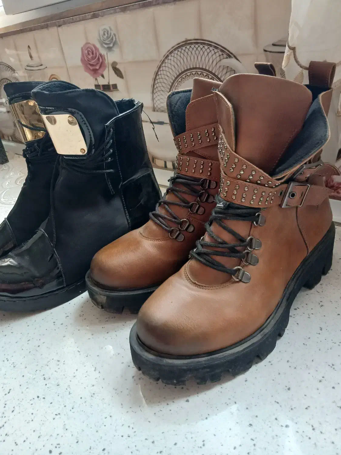 پوتین|کیف، کفش، کمربند|خوی, |دیوار