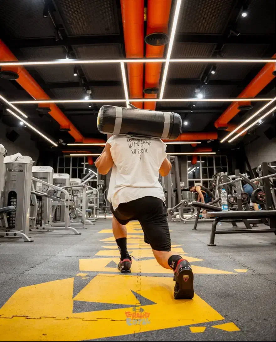 به یک نیروی نظافت در باشگاه گرند رویال نیازمندیم|استخدام سرایداری و نظافت|لاهیجان, شیشه گران|دیوار