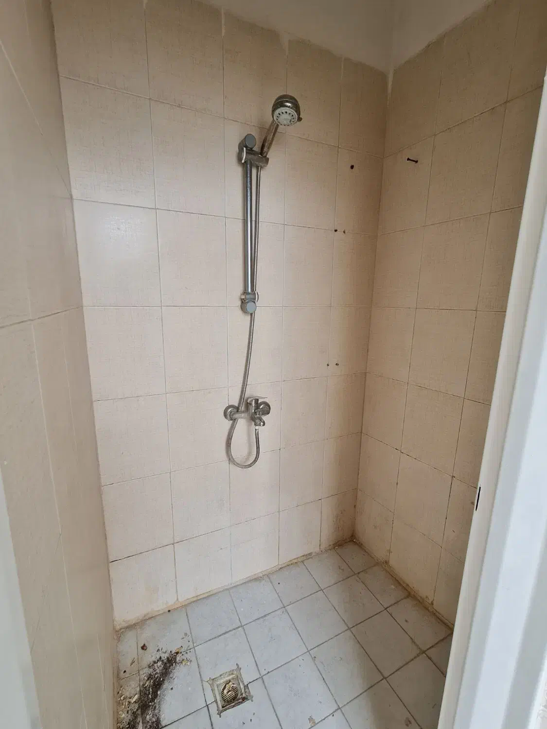 ۶۰ متر در طبقه اول تخلیه رنگ شده