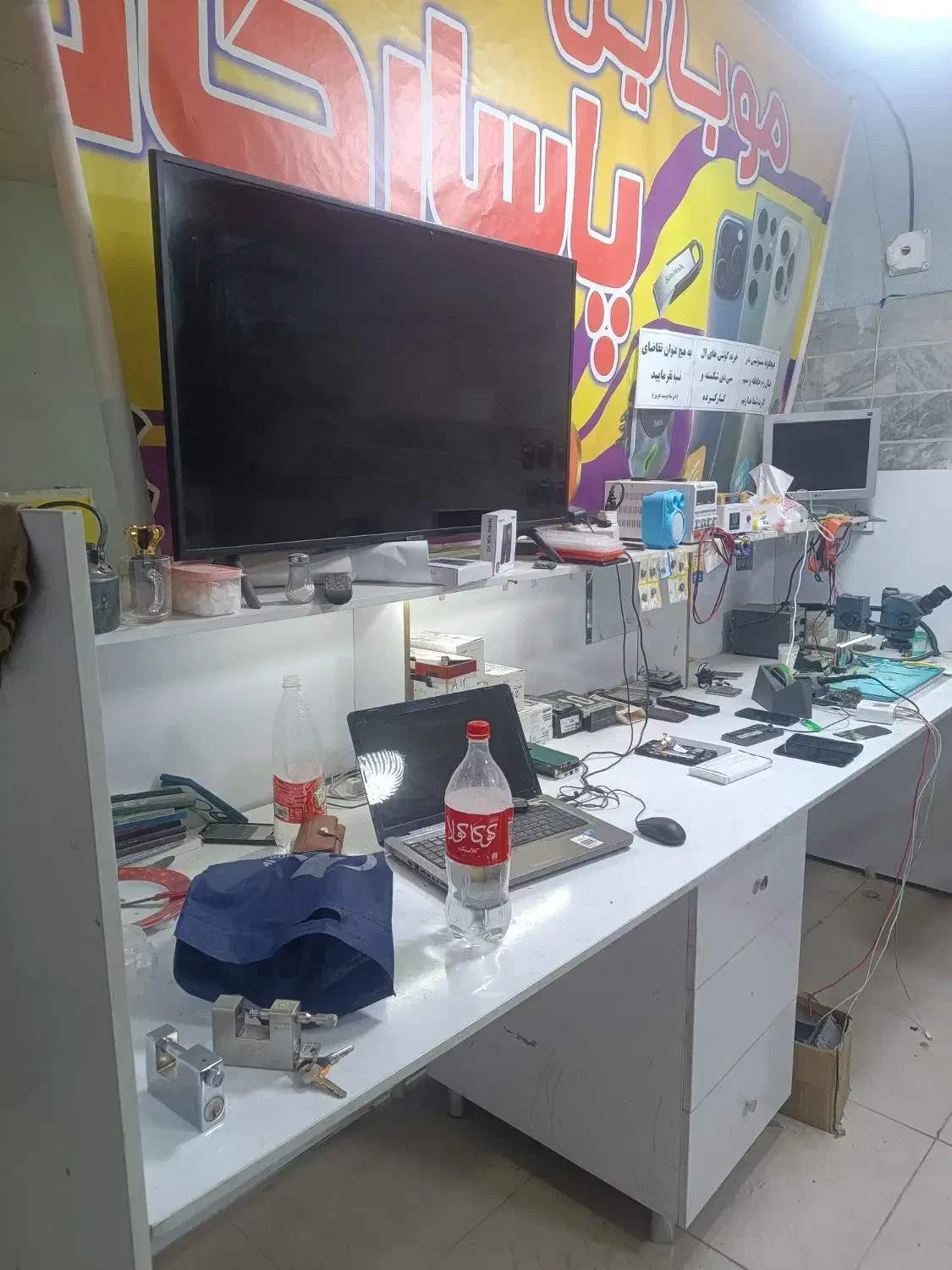 میز تعمیرات و ویترین مغازه موبایل فروشی|فروشگاه و مغازه|گلستان (تهران), |دیوار