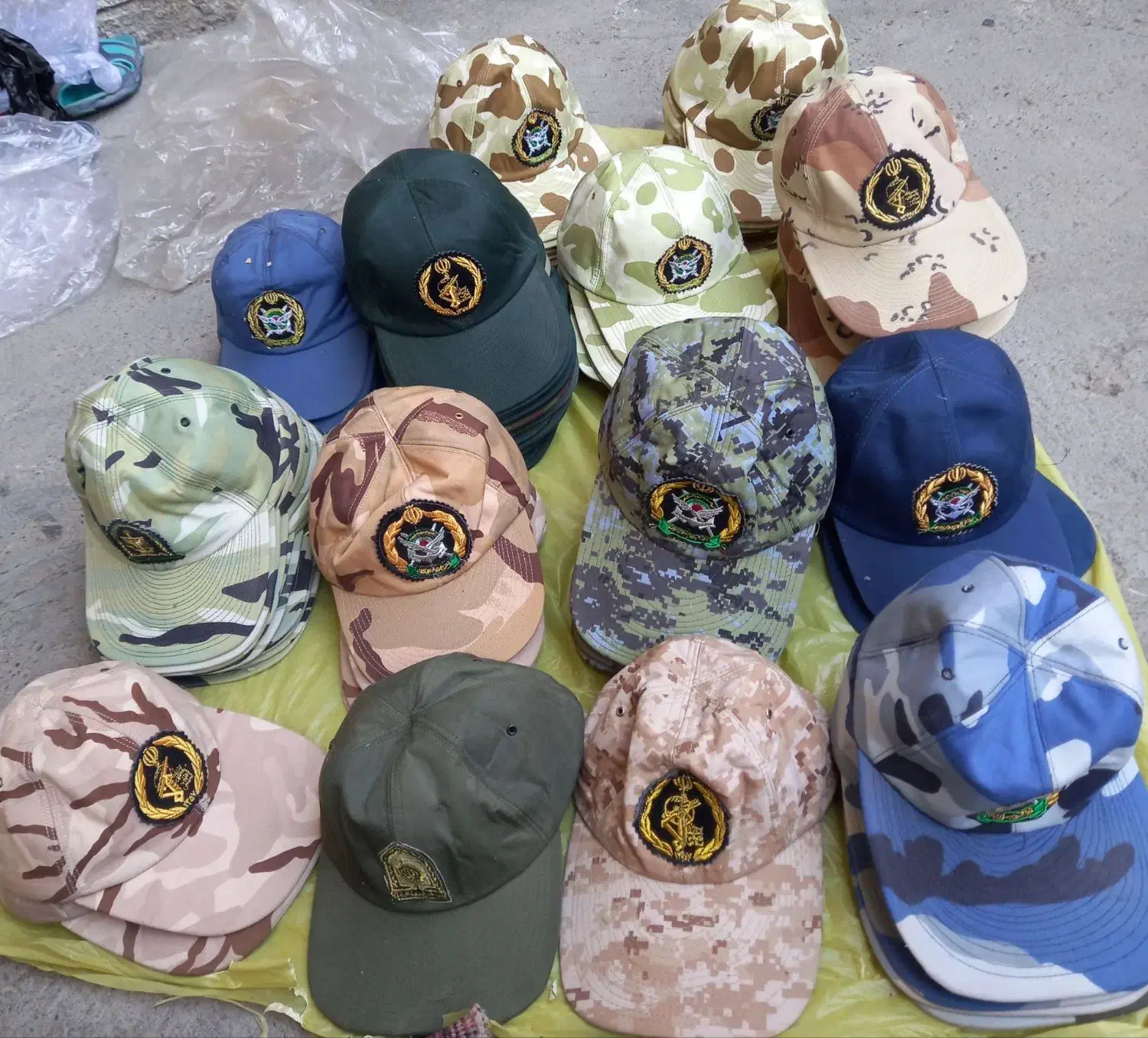 کلاه های ارتش،نیروی انتظامی و سپاه|کیف، کفش، کمربند|اندیمشک, |دیوار