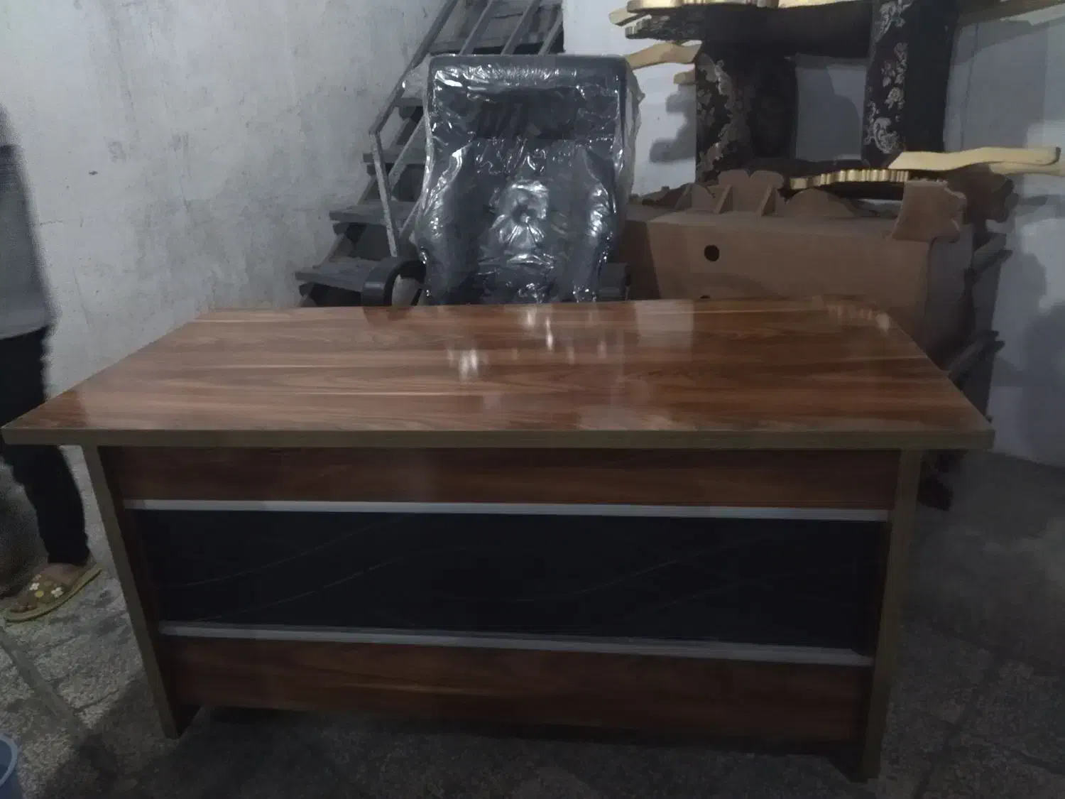 میز مدیریت همراه با صندلی|مبلمان اداری|صدرا-فارس, فاز ۱|دیوار