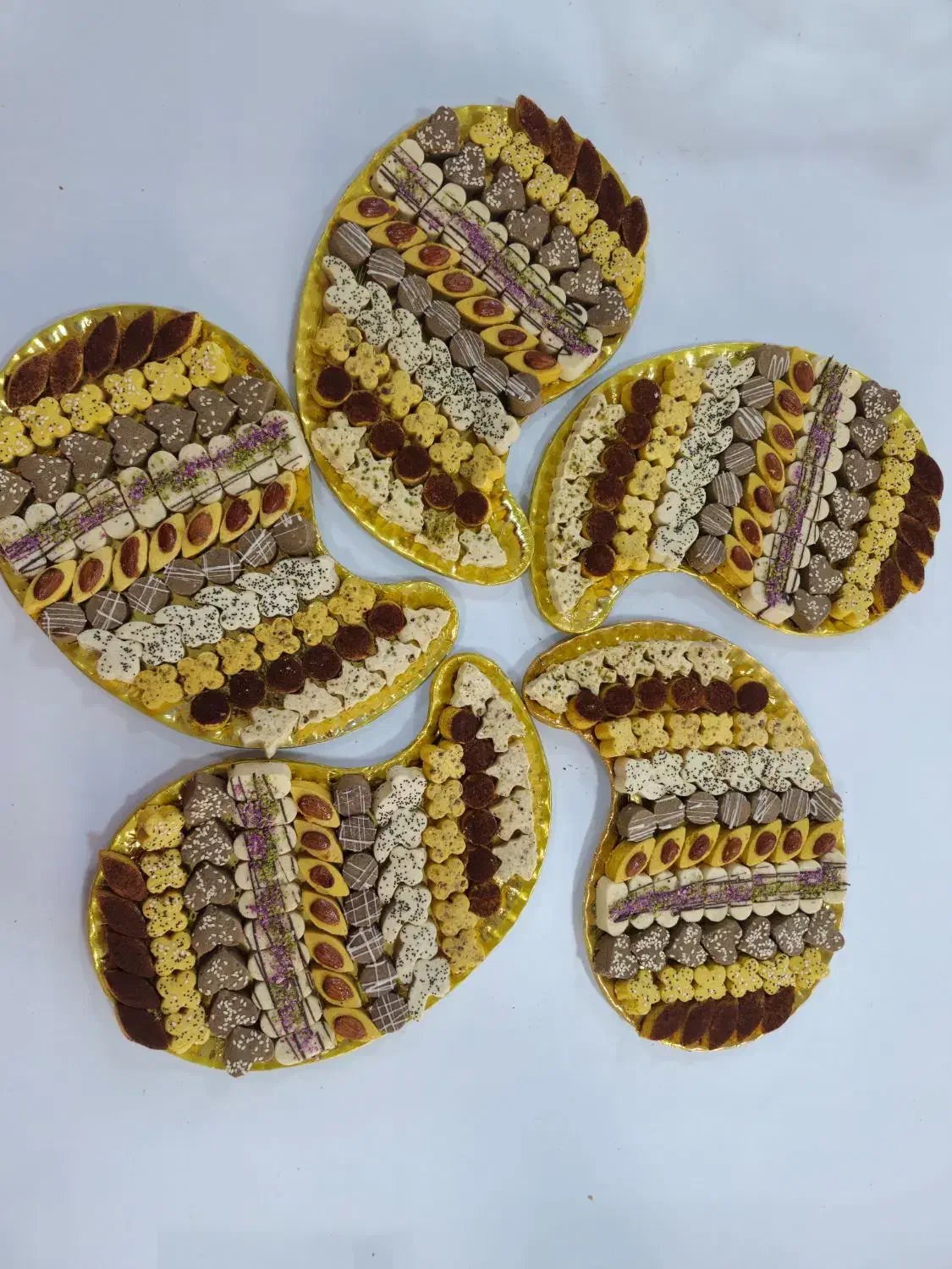 *( نیروی خانم جهت کار در کارگاه قنادی )*|استخدام خدمات فروشگاه و رستوران|بروجن, |دیوار