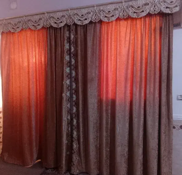 پرده مخمل|پرده، رانر، رومیزی|نیمروز, |دیوار