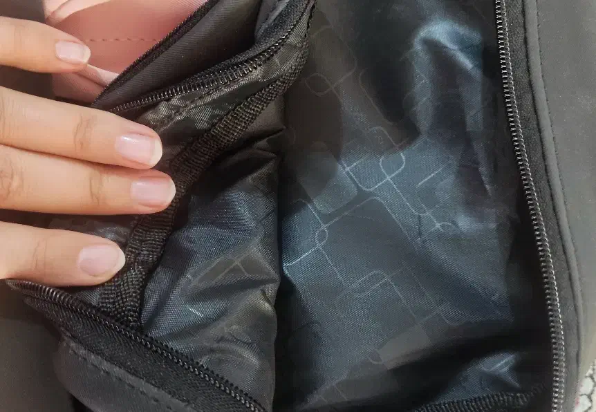 کیف کودک|کیف، کفش، کمربند|کاشان, باغ فین|دیوار