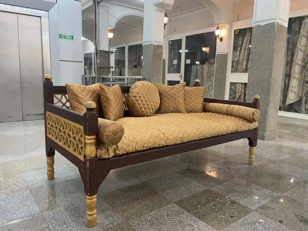 سرویس سنتی ست پنج نفره به همراه میز جلومبلی درحدنو|مبلمان خانگی و میز عسلی|تهران, بهداشت|دیوار