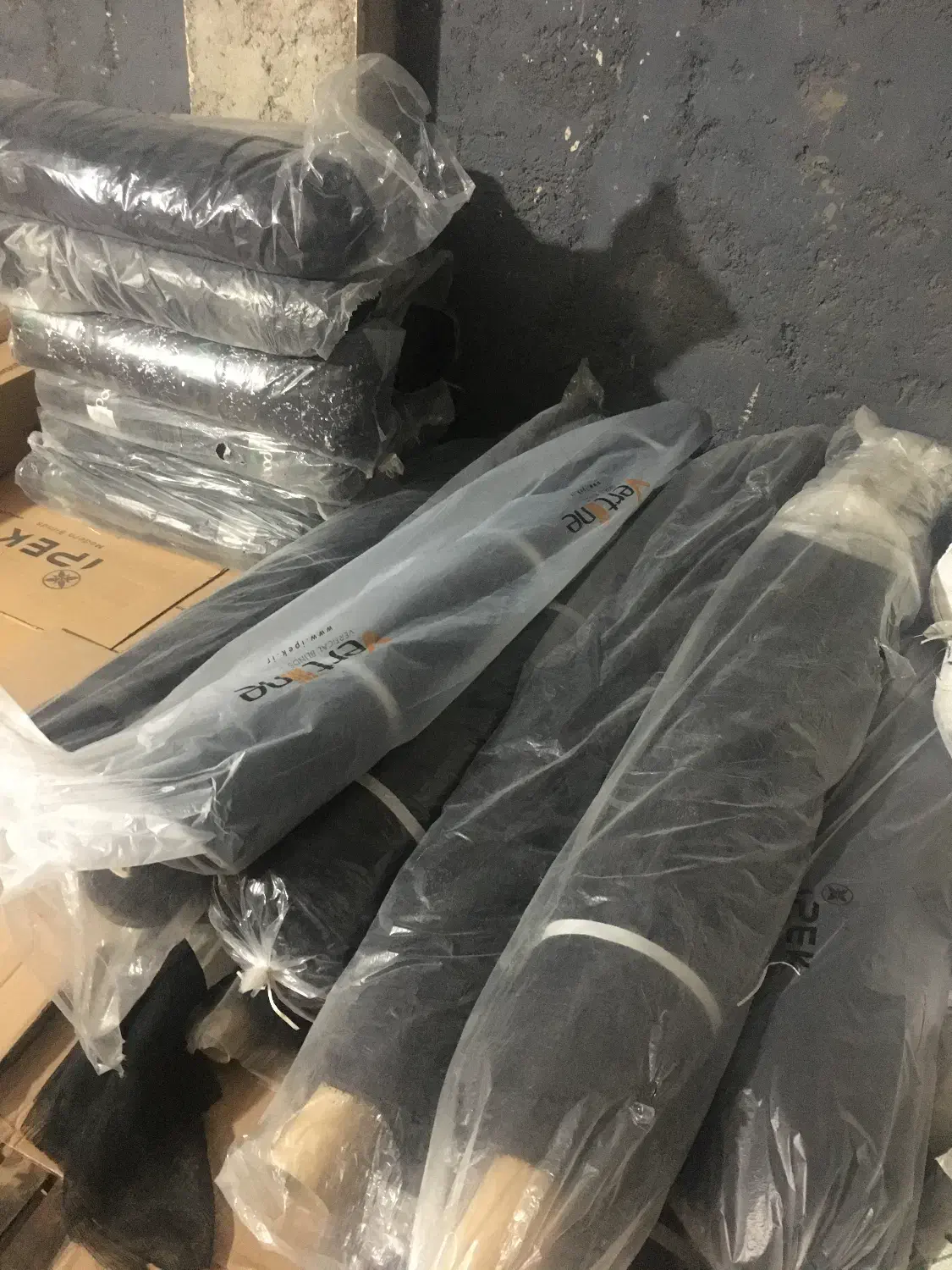 پارچه لباسی سیاه|لباس|بناب, |دیوار