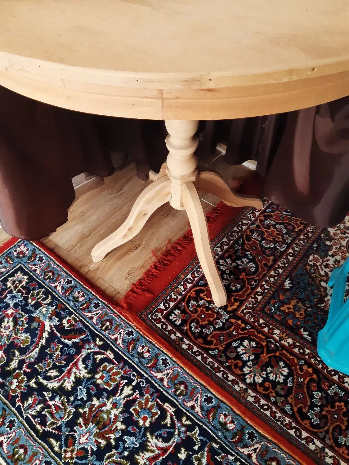 میز گرد چوبی بدون رنگ|میز و صندلی غذاخوری|فلاورجان, |دیوار