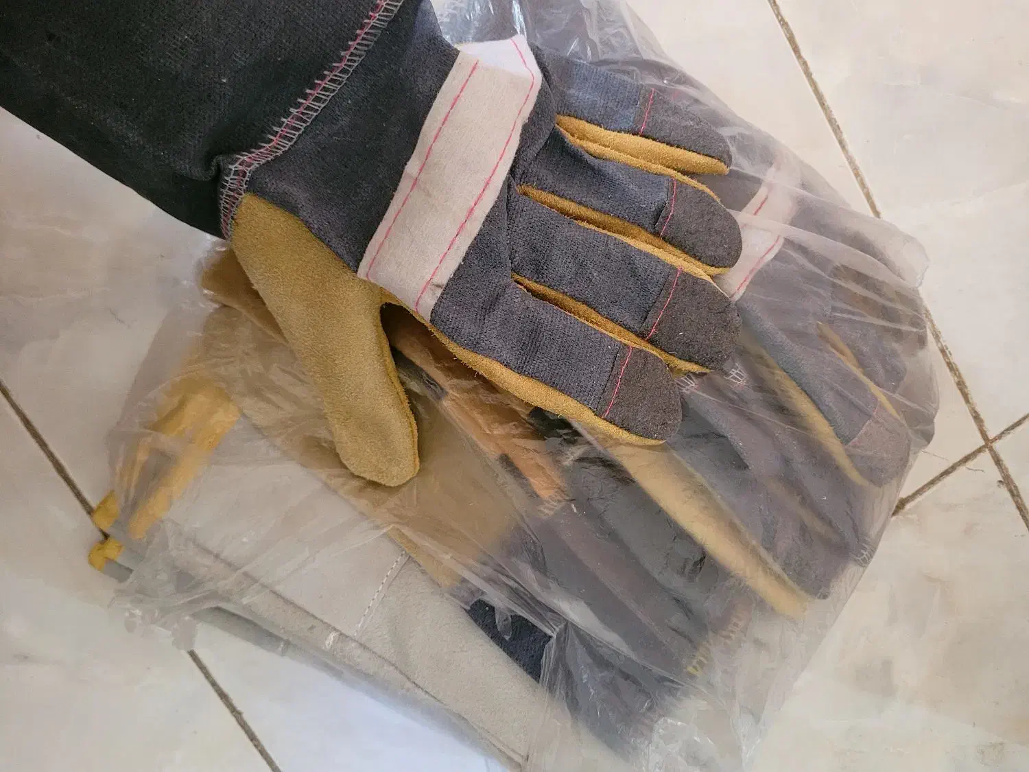 دستکش|لباس|بیرجند, |دیوار