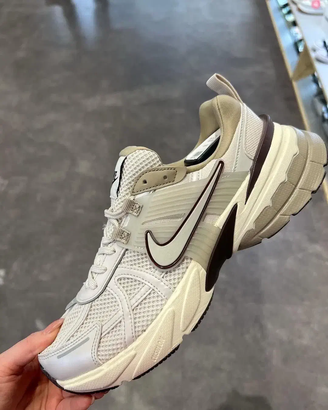 V2k کتونی درجه ۱ ویتنام|کیف، کفش، کمربند|بستک, |دیوار