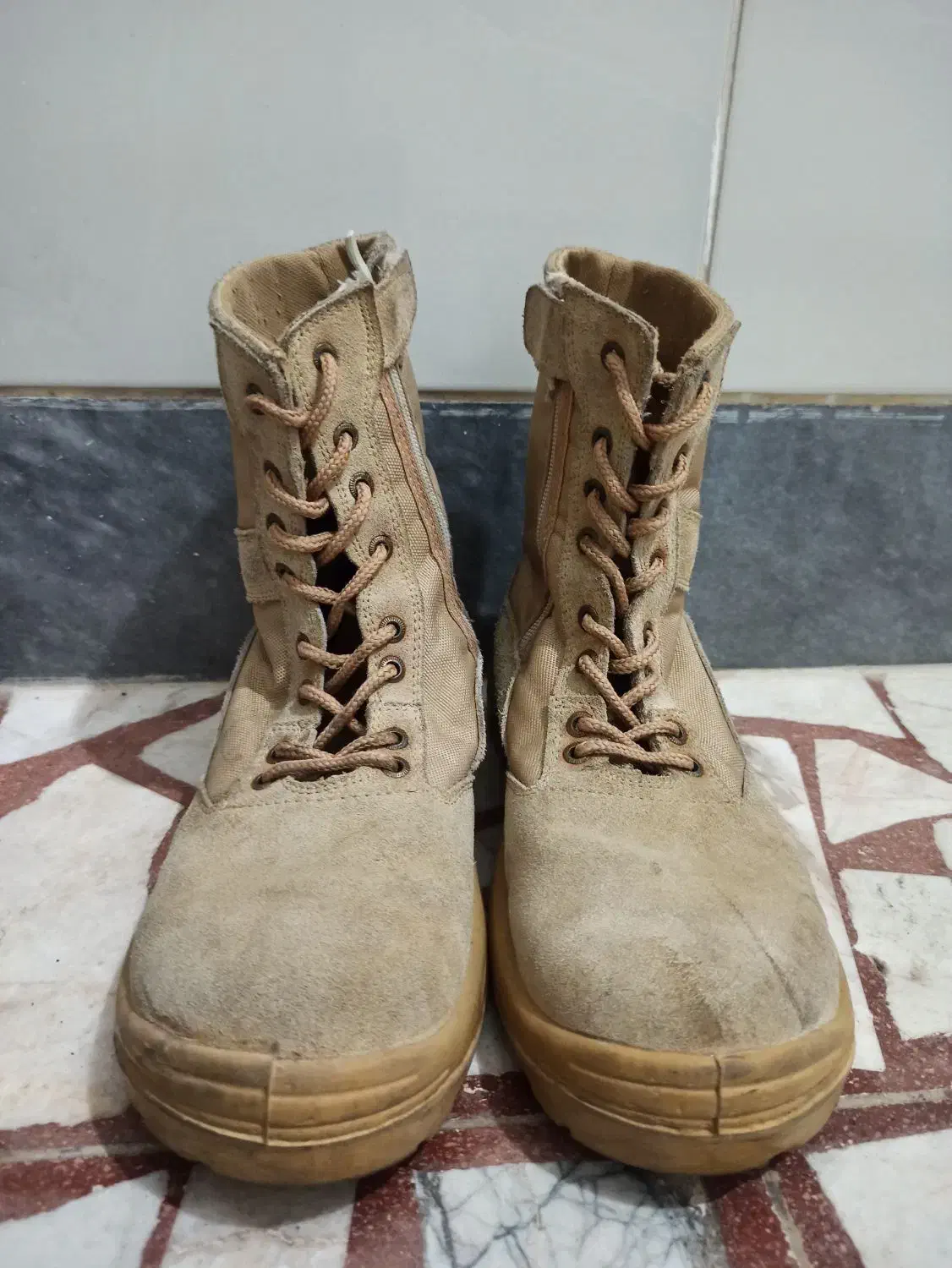 پوتین‌ خاکی|کیف، کفش، کمربند|رشت, جماران|دیوار