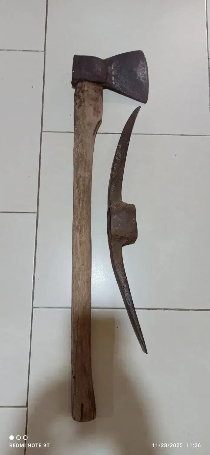 تبر و کلنگ قدیمی و بسیار قوی و تبر|کلکسیون اشیاء عتیقه|بندر انزلی, طالب آباد|دیوار