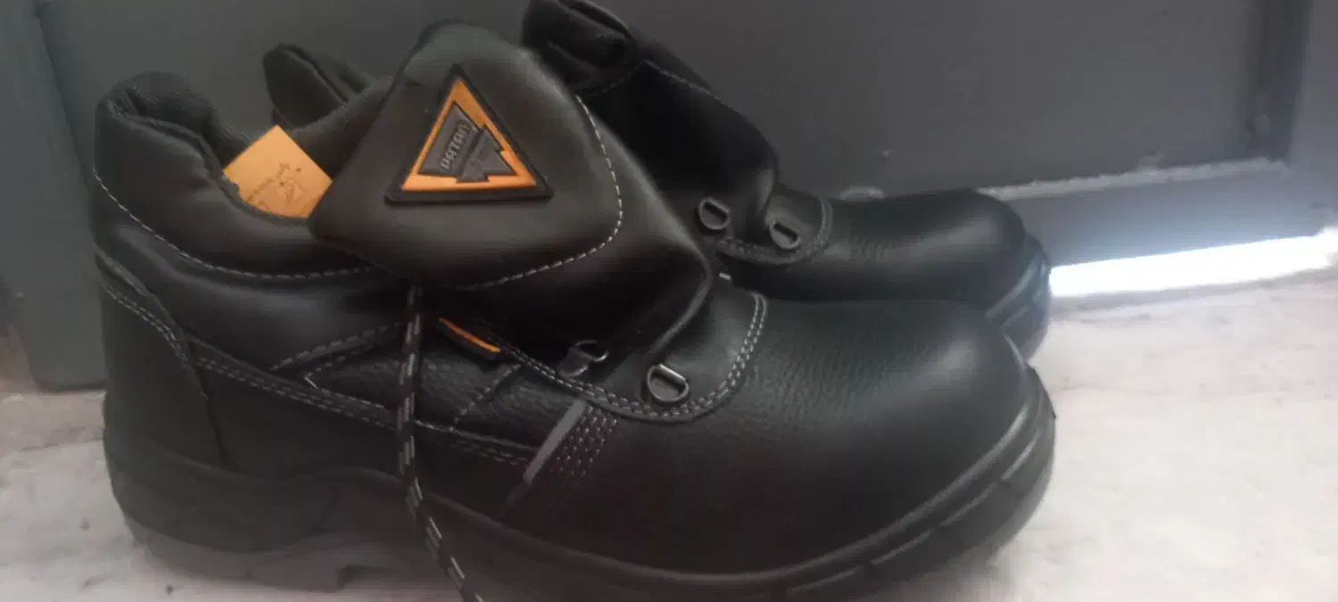 کفش ایمنی چرم|کیف، کفش، کمربند|نی‌ریز, |دیوار