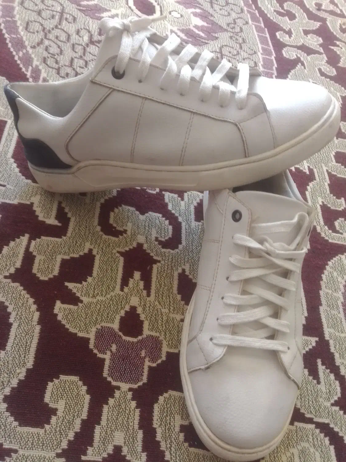 کفش|کیف، کفش، کمربند|بومهن, |دیوار