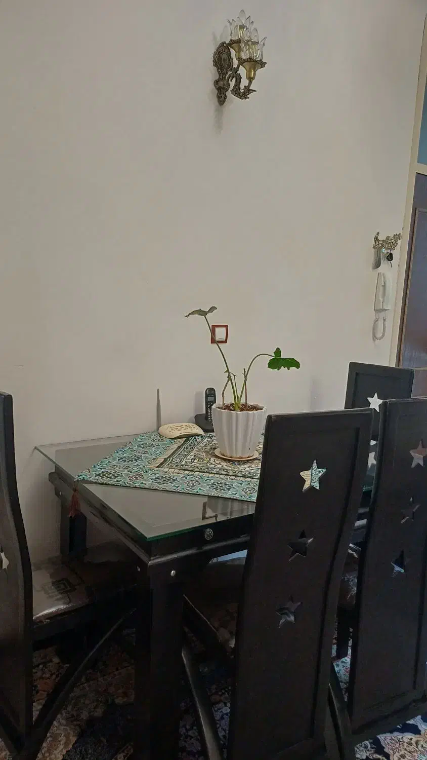 ناهار خوری ۴ نفره کاملا سالم و بدون هیچ خط و خش|میز و صندلی غذاخوری|نهاوند, |دیوار